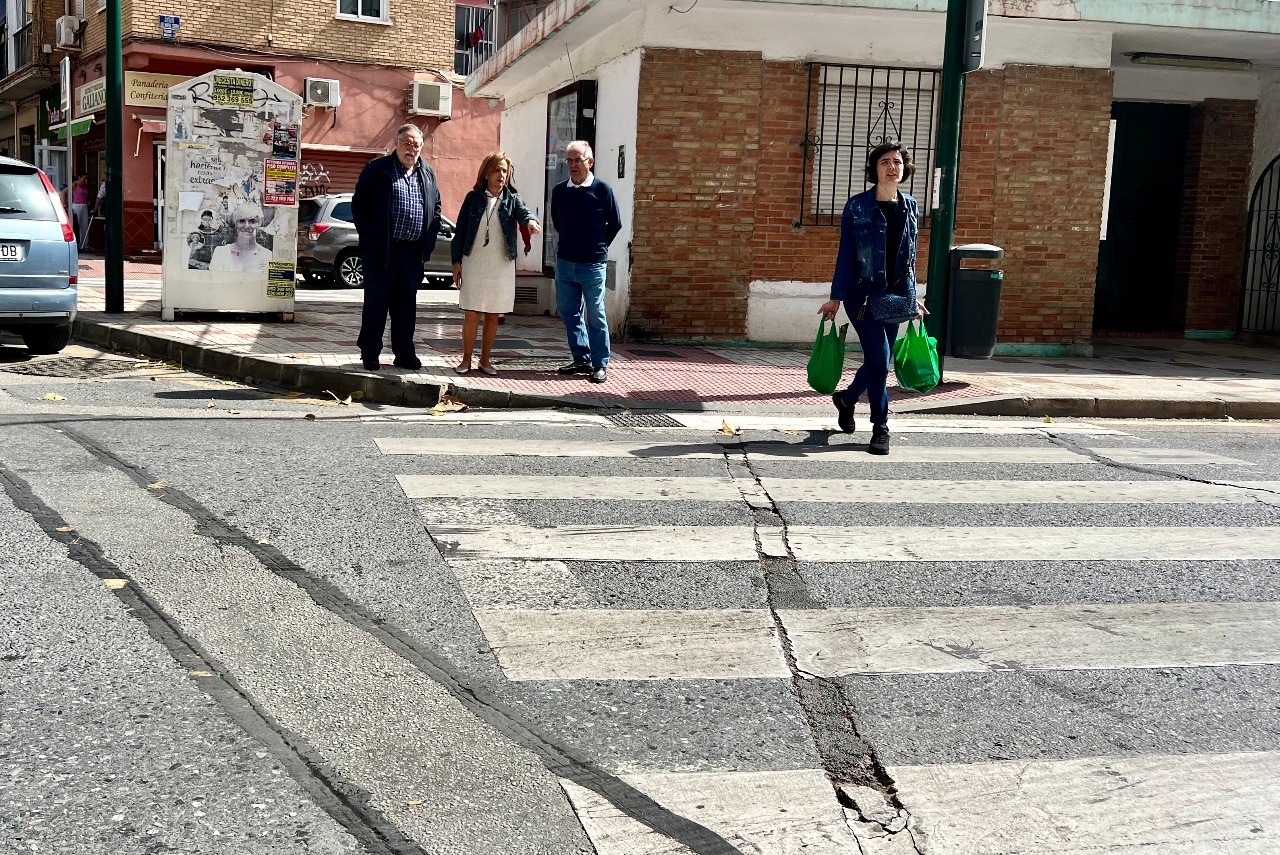 El PSOE denuncia “la chapuza” del Ayuntamiento con el asfaltado de la barriada de La Luz