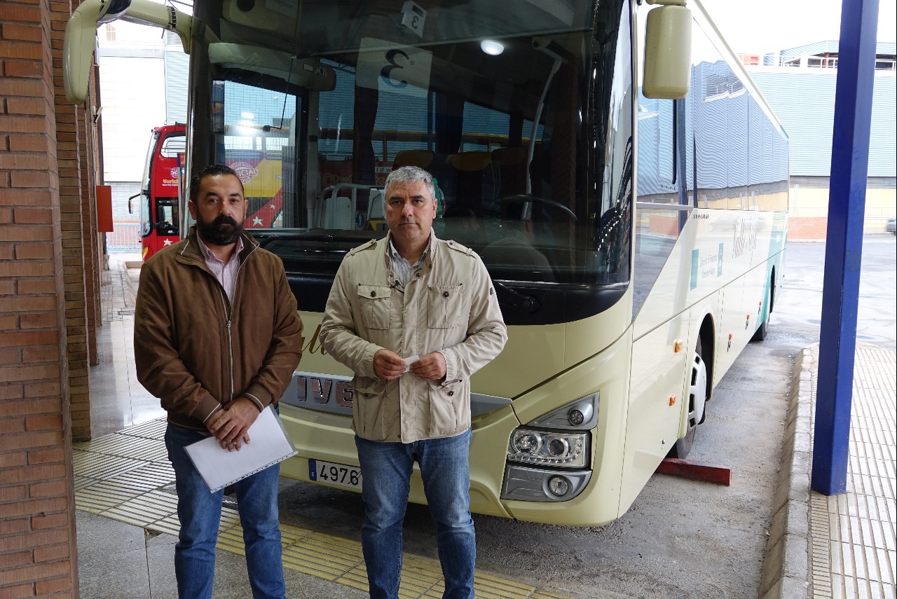 Almáchar y El Borge denuncian un nuevo revés de la Junta al transporte público en autobús