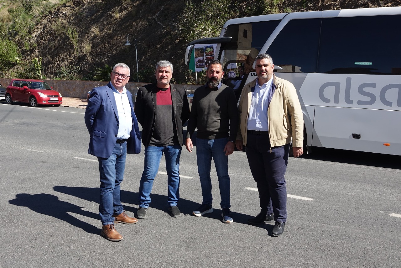  El PSOE exige a la Junta un cambio en la ruta del autobús que conecta Almáchar y El Borge con Vélez