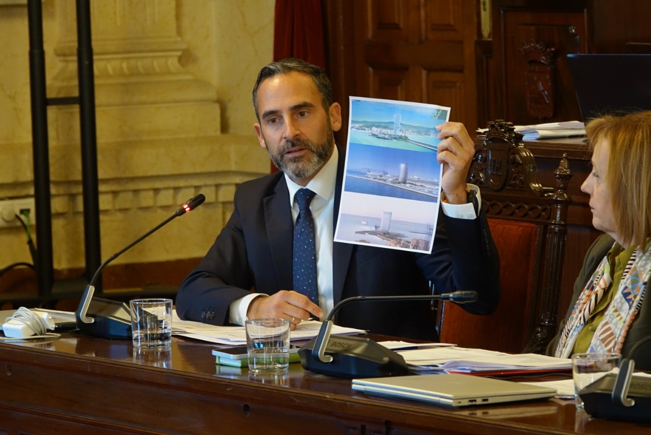 Pérez lamenta “la soledad” de De la Torre tras bloquear la paralización “definitiva” del rascacielos en el dique de Levante