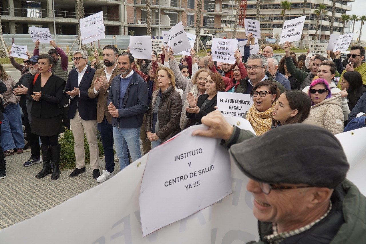 El PSOE exige a De la Torre “que no juegue al Monopoly con la ciudad” y devuelva las parcelas dotacionales a los vecinos de Parque Litoral