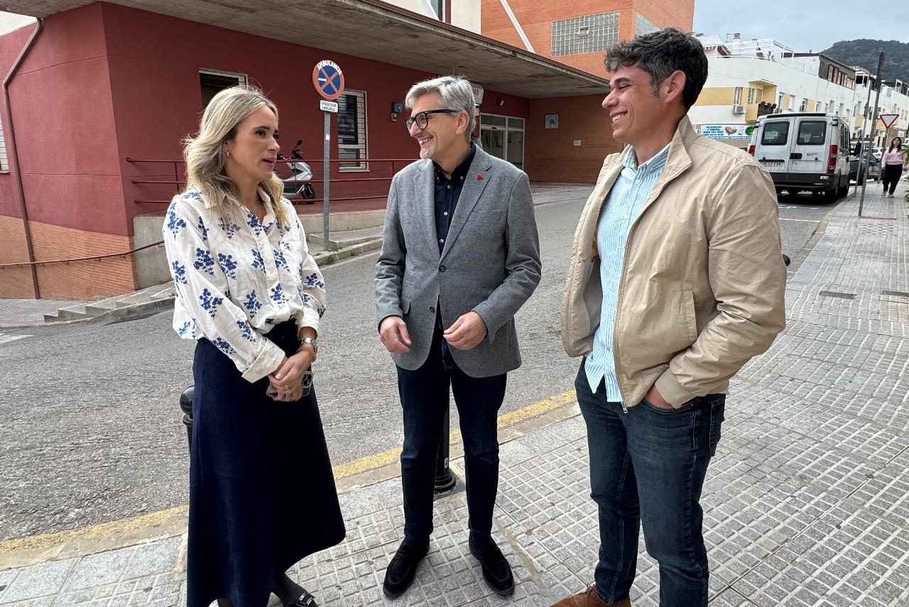 El PSOE denuncia los ocho años en blanco de Juanma Moreno con Alhaurín de la Torre