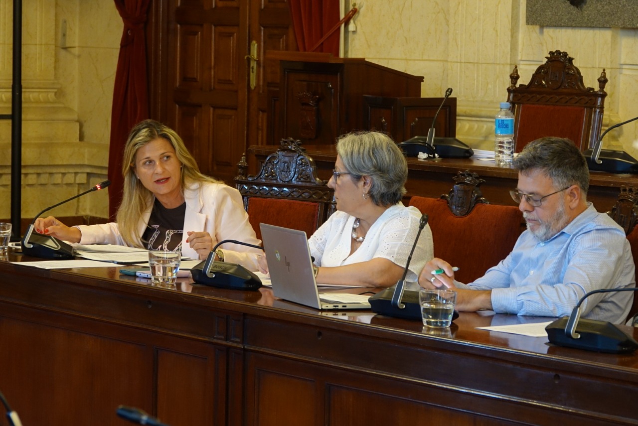 El PSOE denuncia que el PP rechace propuestas para movilizar vivienda asequible y proteger el comercio tradicional de Atarazanas